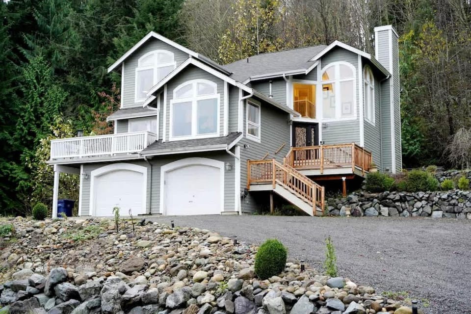 Mt View Private Bedroom Suite w Hot Tub and Arcade Bed and Breakfast in Everett