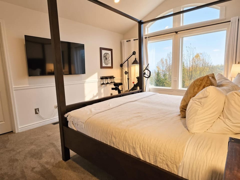 Mt View Private Bedroom Suite w Hot Tub and Arcade Bed and Breakfast in Everett