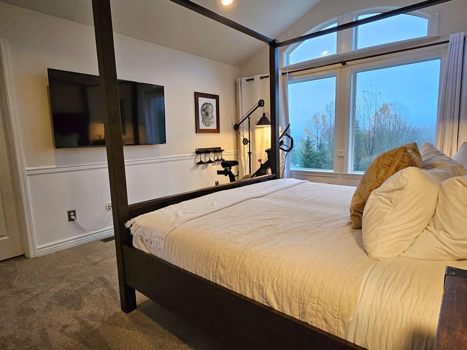 Mt View Private Bedroom Suite w Hot Tub and Arcade Bed and Breakfast in Everett
