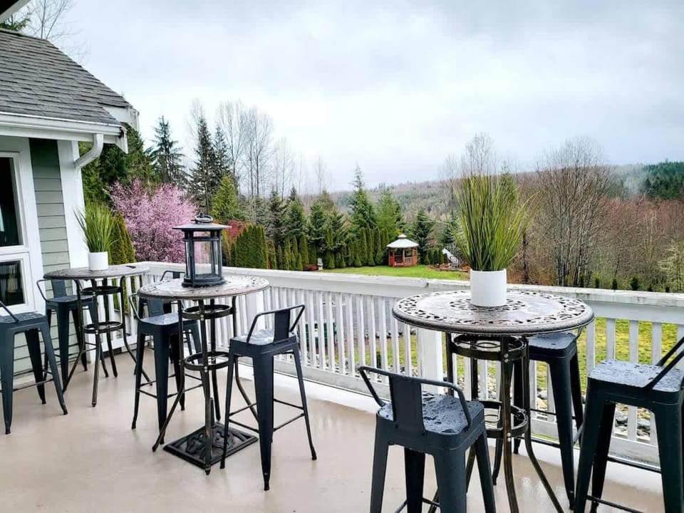 Private Bedroom Suite w Hot Tub and Arcade Bed and Breakfast in Everett
