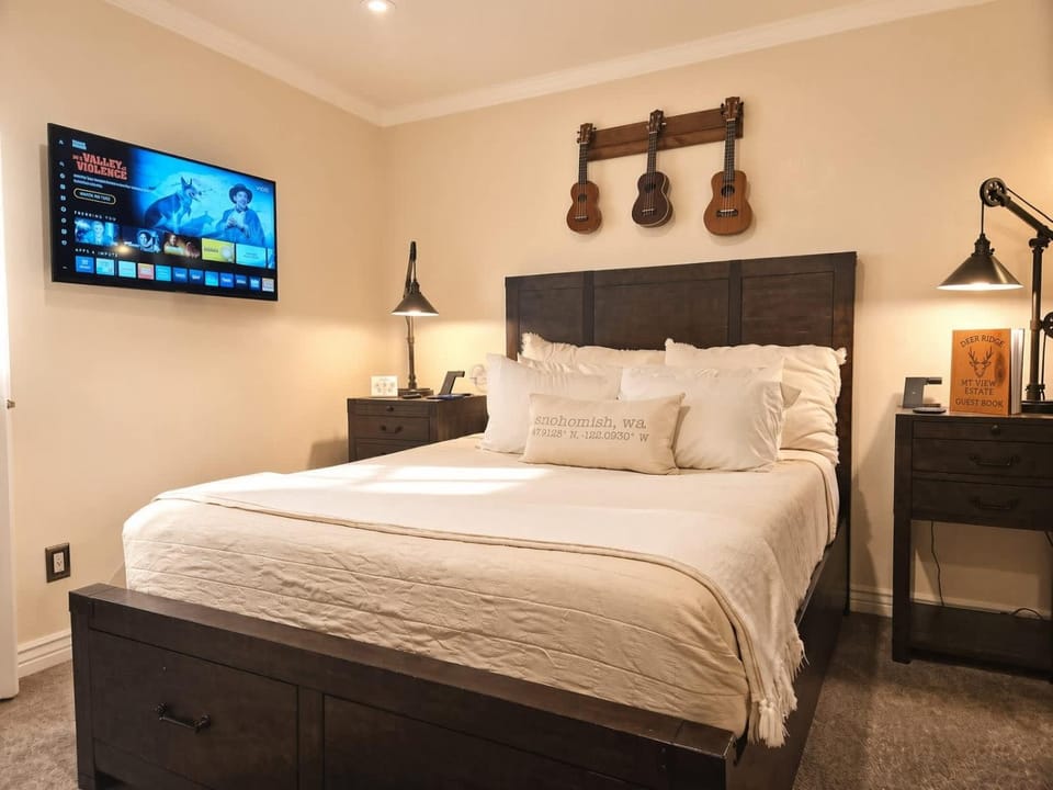 Private Bedroom Suite w Hot Tub and Arcade Bed and Breakfast in Everett