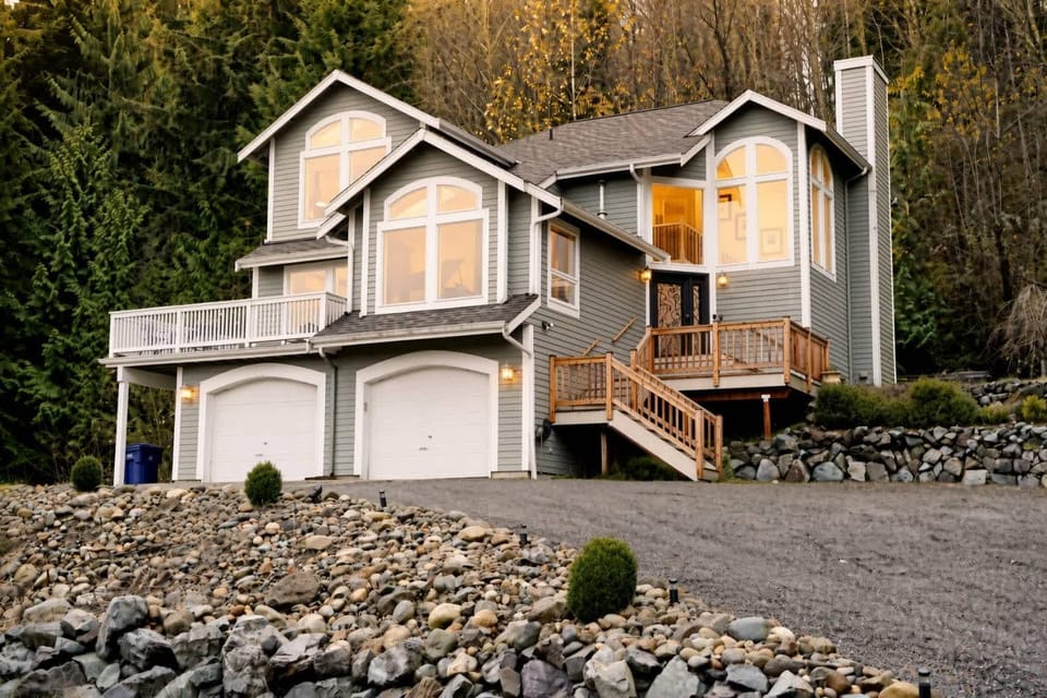 Private Bedroom Suite w Hot Tub and Arcade Bed and Breakfast in Everett