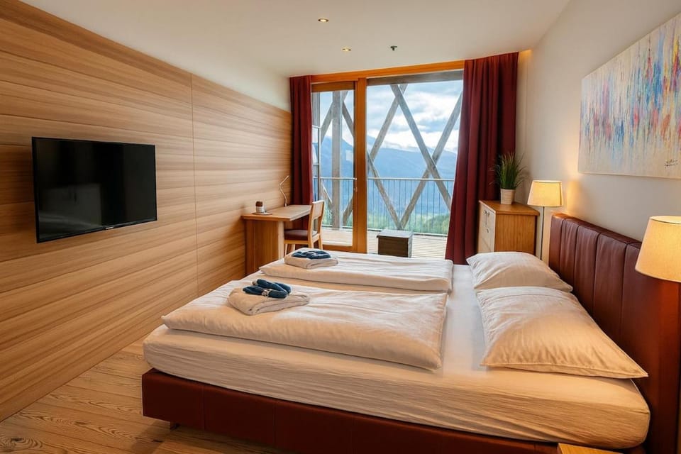 Bed, TV and multimedia, Photo of the whole room, Bedroom, Mountain view