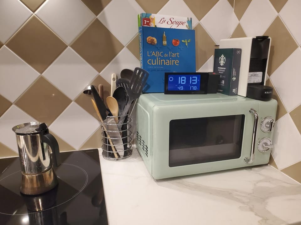Coffee/tea facilities, Kitchen or kitchenette, oven