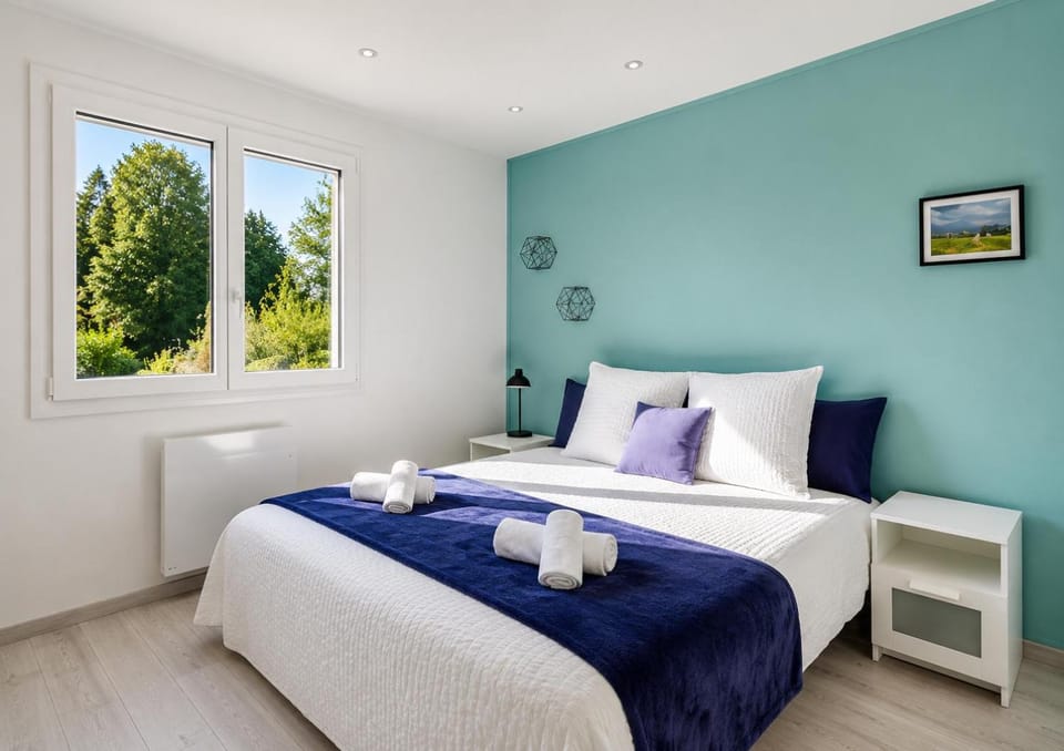 Bed, Photo of the whole room, towels