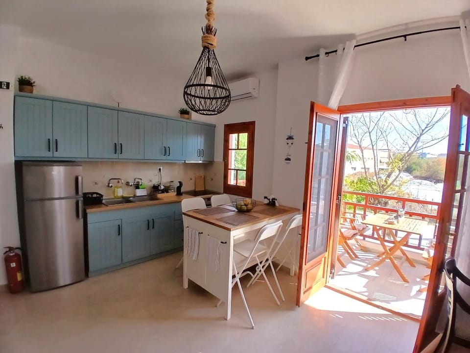 Balcony/Terrace, Kitchen or kitchenette, Dining area, oven, stove