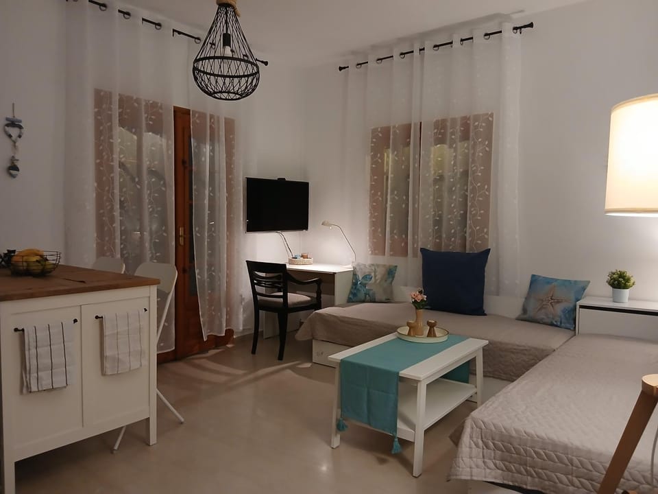 Bed, TV and multimedia, Living room, Photo of the whole room, Seating area, Dining area, Bedroom