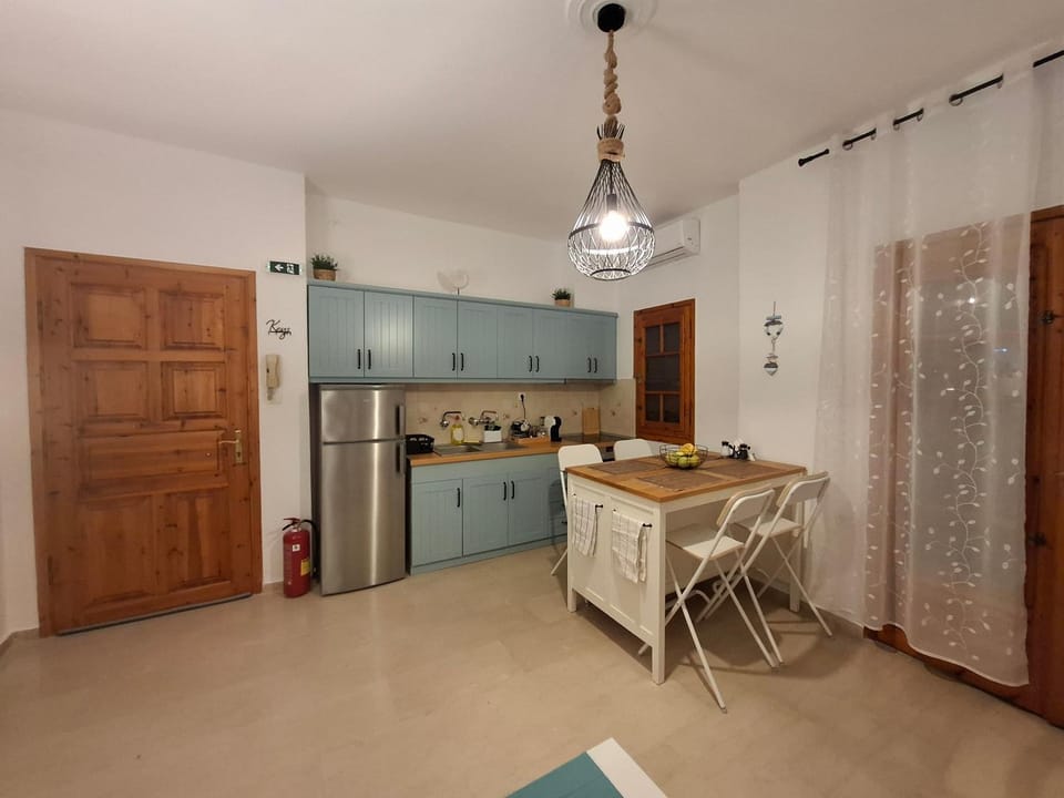 Kitchen or kitchenette, Dining area, oven, stove
