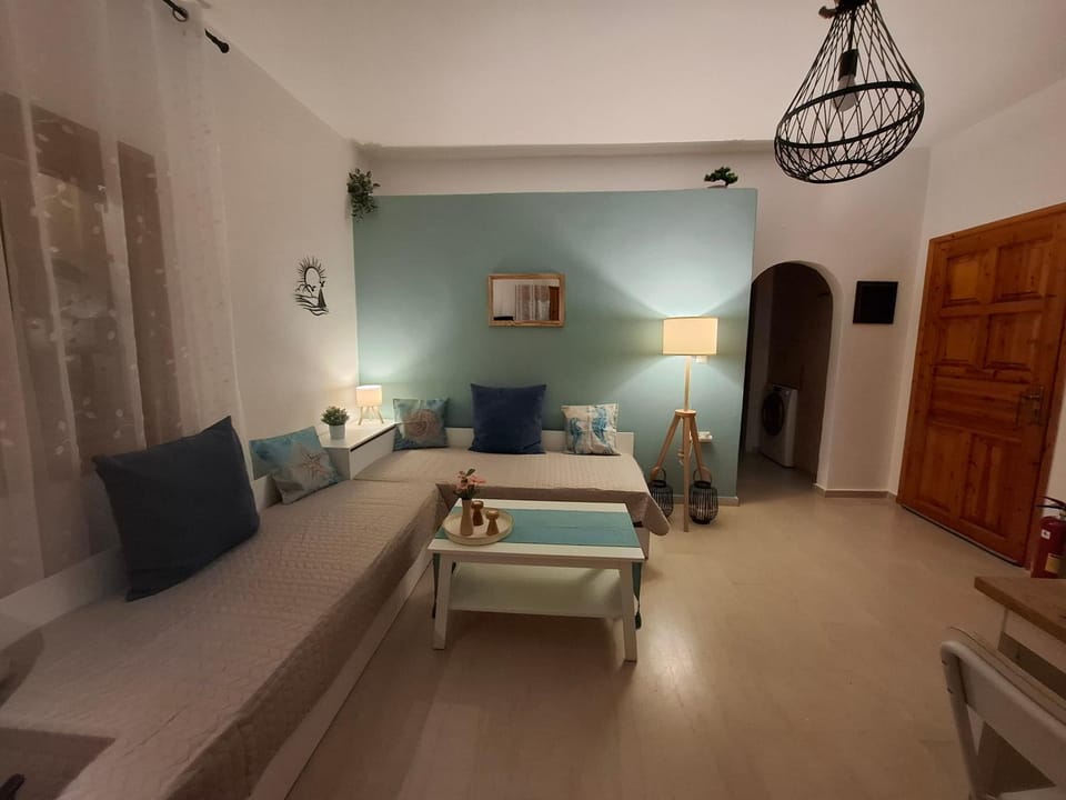 Bed, TV and multimedia, Living room, Photo of the whole room, Seating area, Bedroom