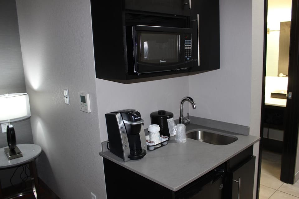 Coffee/tea facilities, Kitchen or kitchenette, oven