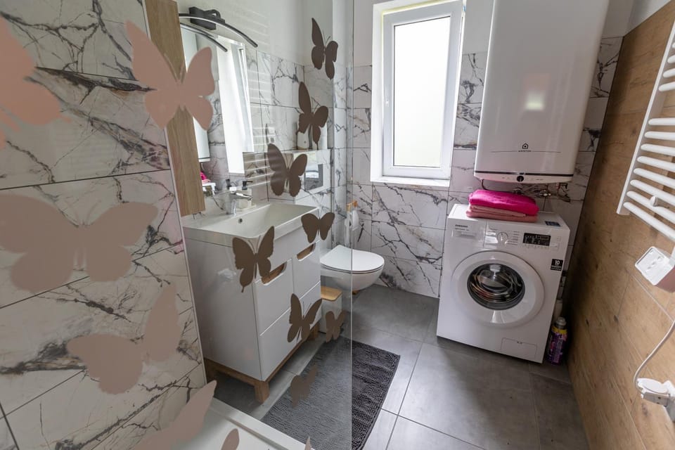 Toilet, Bathroom, towels, washing machine