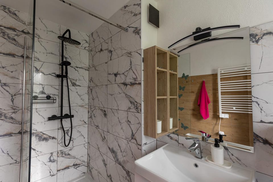 Shower, Bathroom, towels