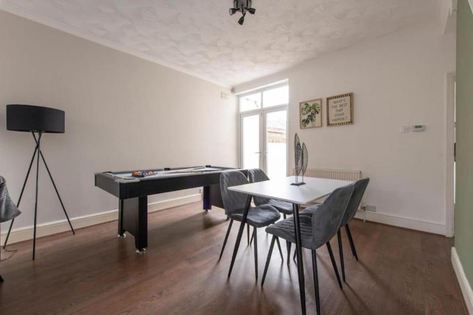 Game Room, Dining area