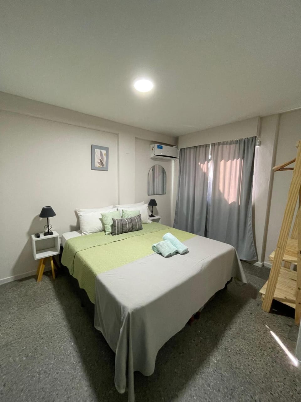Bed, Bedroom, towels