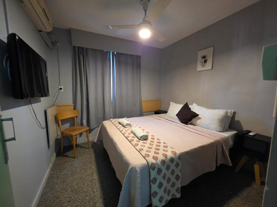 Bed, TV and multimedia, Photo of the whole room