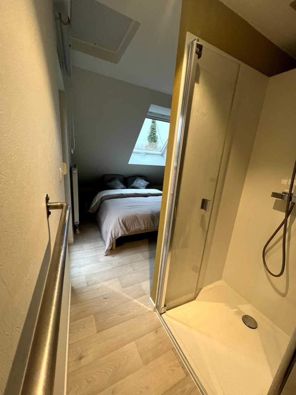 Shower, Bathroom, Bedroom, towels