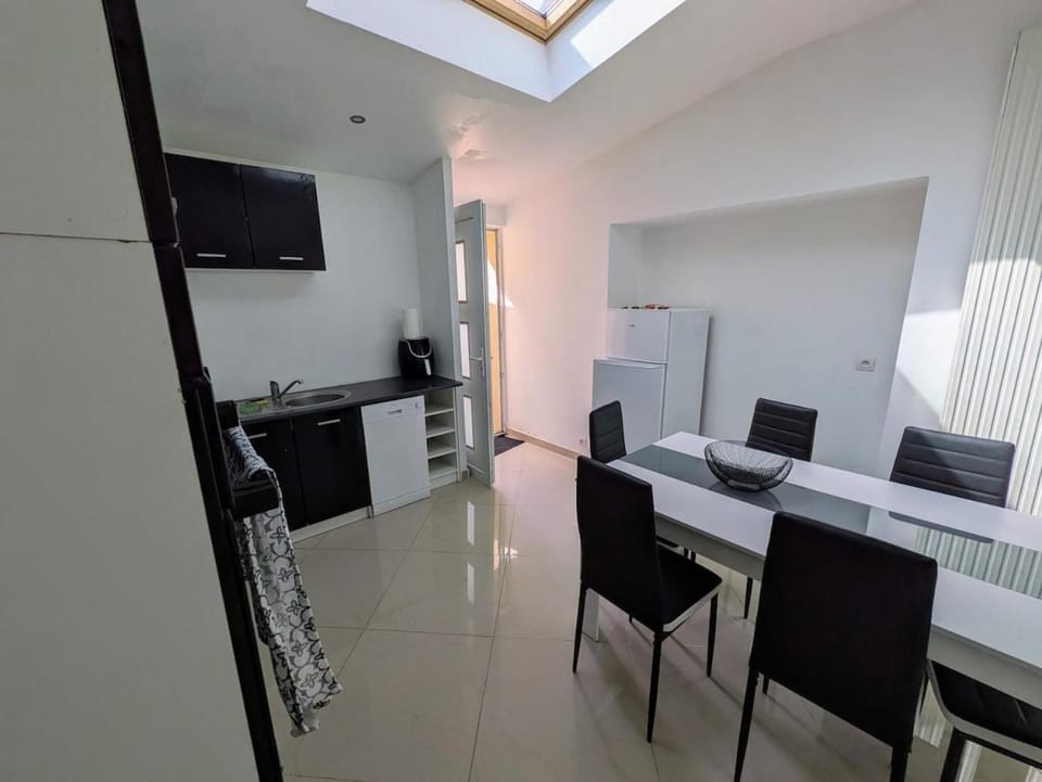 White house between land and sea St Pol de Léon House in Santec