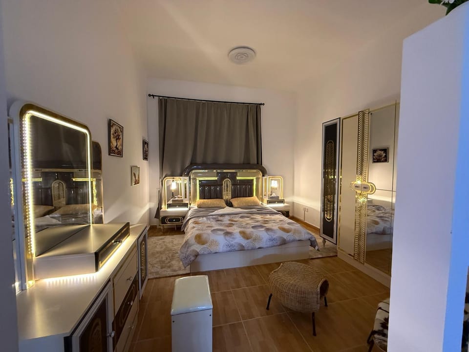 Photo of the whole room, Bedroom