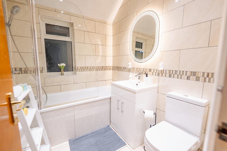 Shower, Toilet, Bathroom, Bath, bidet, towels