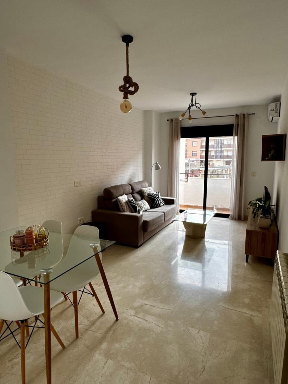 TV and multimedia, Living room, Seating area, Dining area
