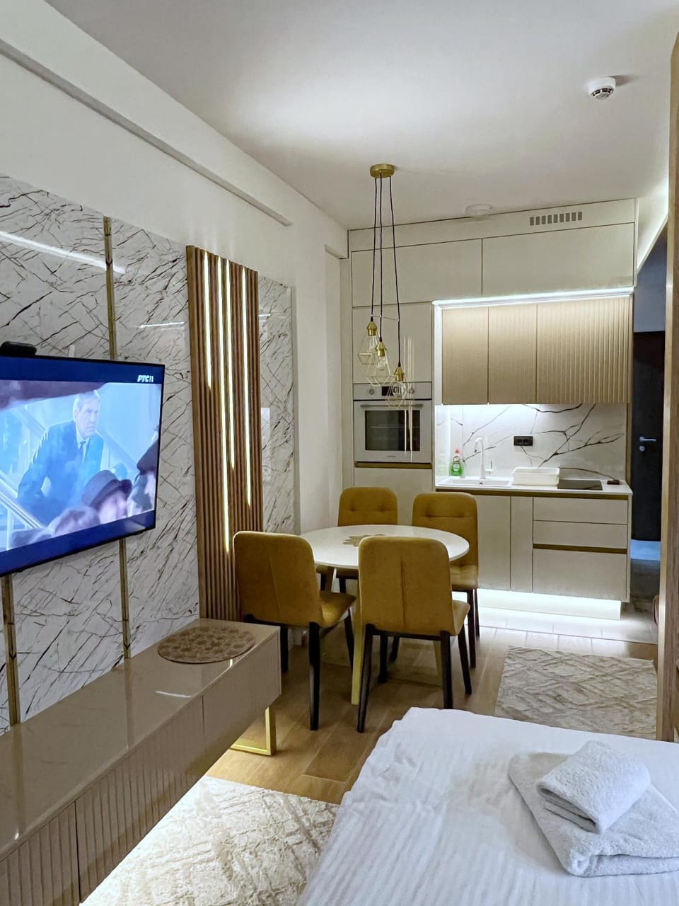 Kitchen or kitchenette, Dining area