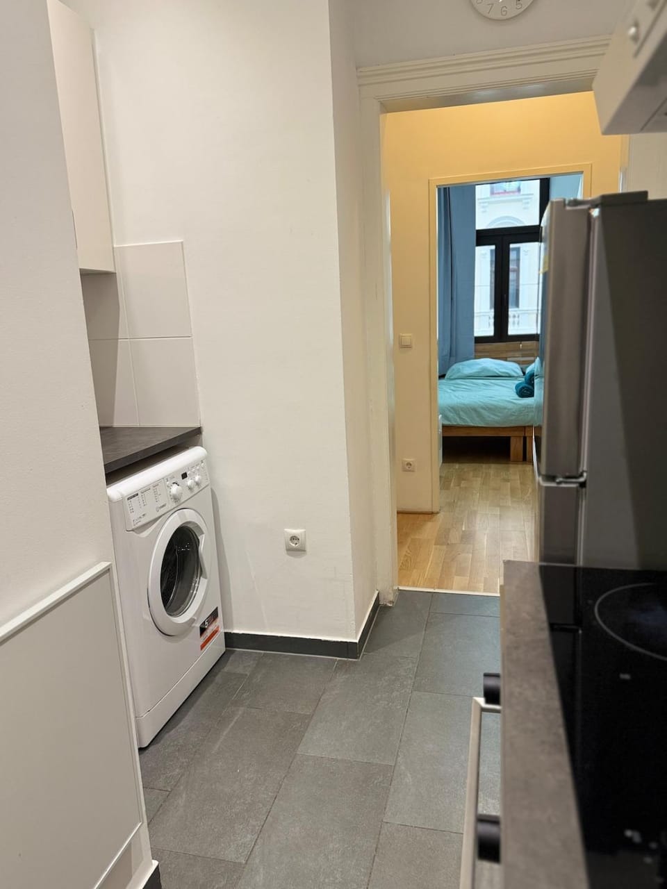 Kitchen or kitchenette, oven, washing machine