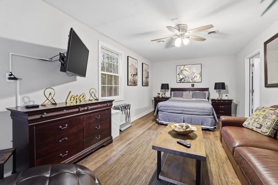 Bed, TV and multimedia, Seating area, Bedroom