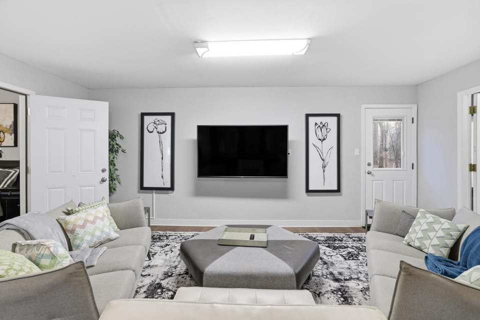 TV and multimedia, Living room, Seating area, Evening entertainment