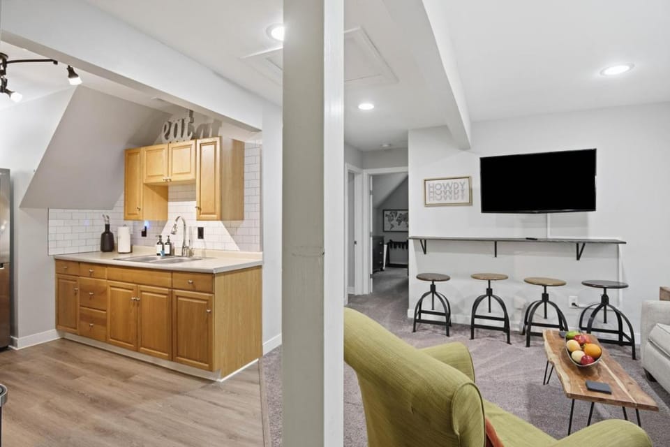 TV and multimedia, Kitchen or kitchenette, Living room, Seating area