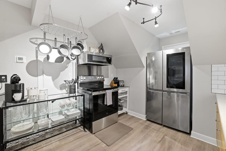Kitchen or kitchenette, oven, pet friendly, stove, toaster