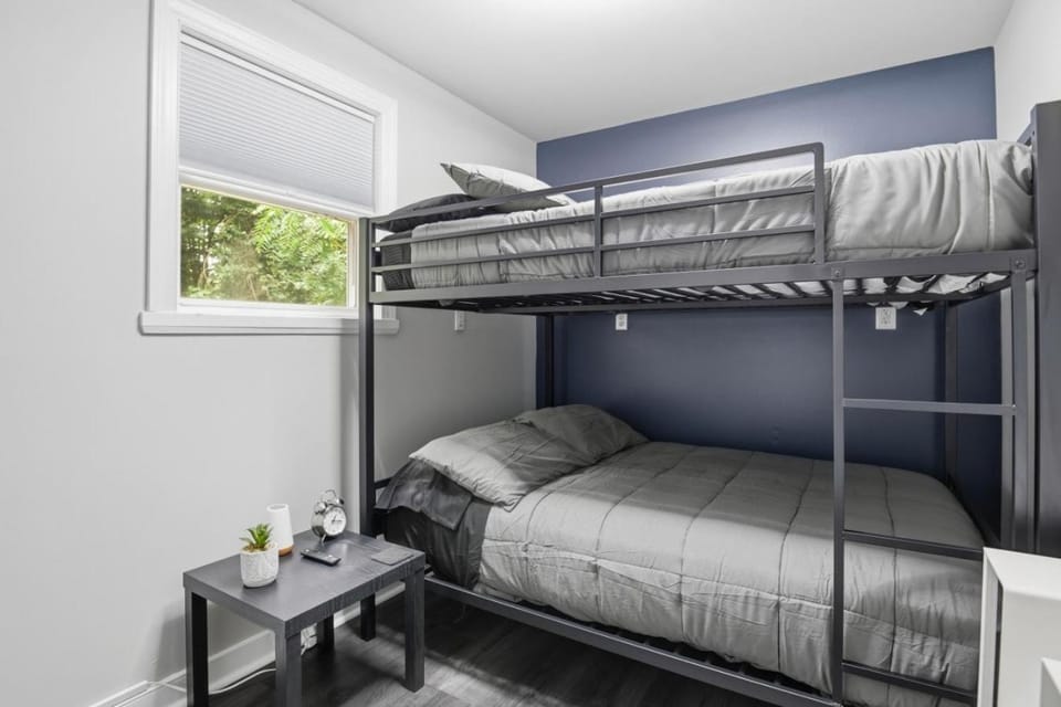 Bedroom, bunk bed