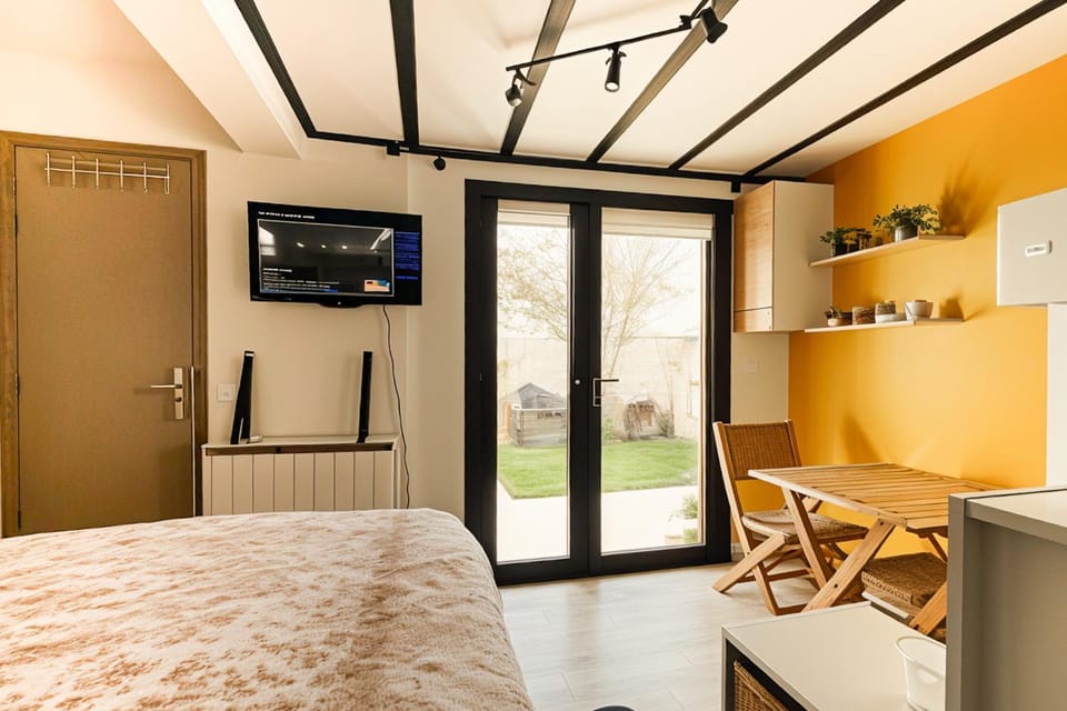 Bed, TV and multimedia, Photo of the whole room, Bedroom
