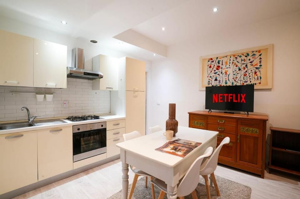Kitchen or kitchenette, Dining area, oven, stove