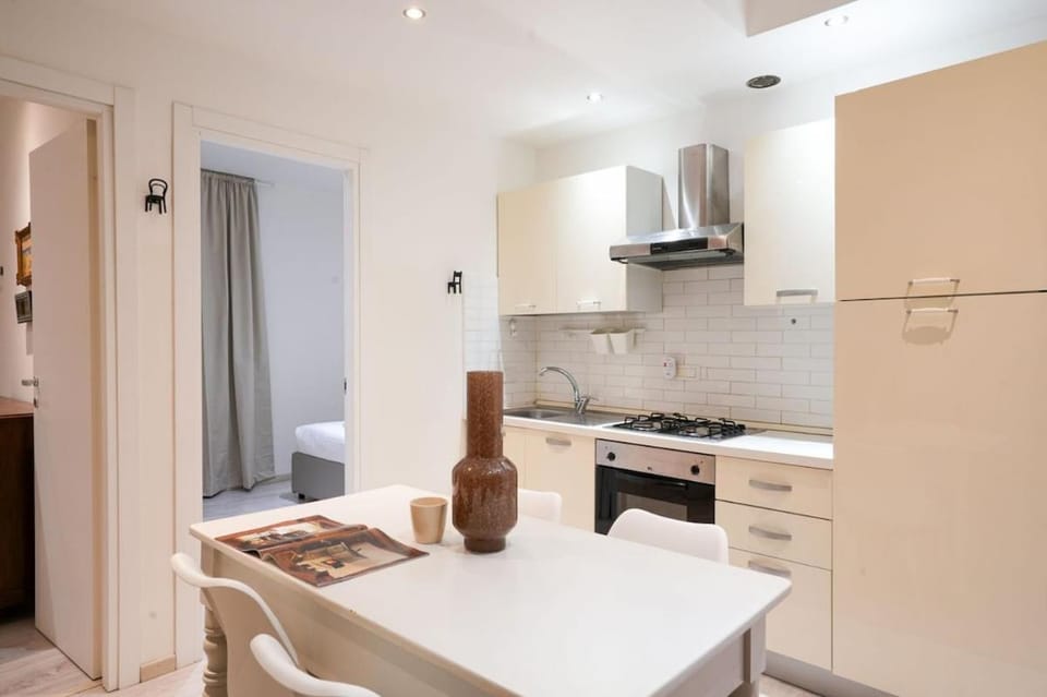 Kitchen or kitchenette, Dining area, stove