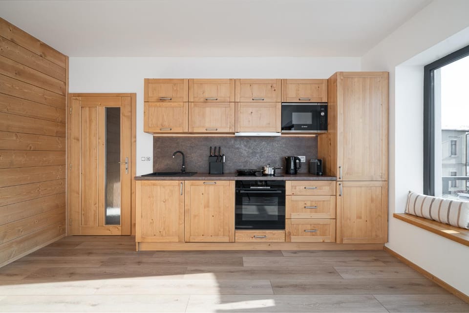 Coffee/tea facilities, Kitchen or kitchenette, microwave, oven, stove