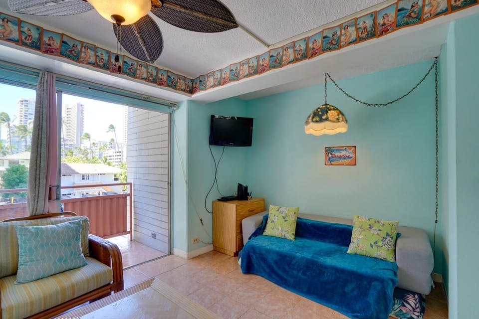Near Malls, Beaches & Honolulu Zoo: Colorful Condo House in Honolulu
