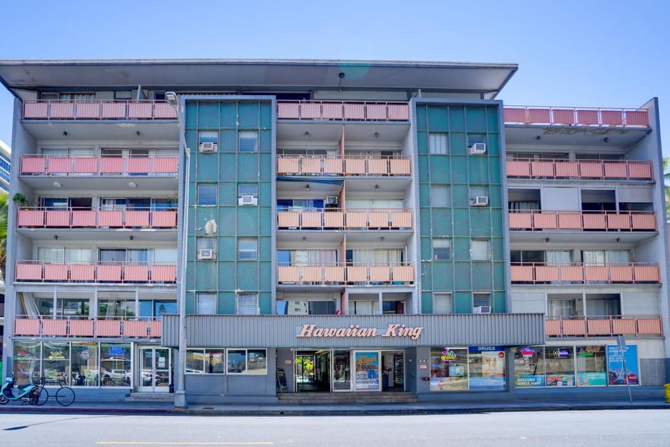 Near Malls, Beaches & Honolulu Zoo: Colorful Condo House in Honolulu