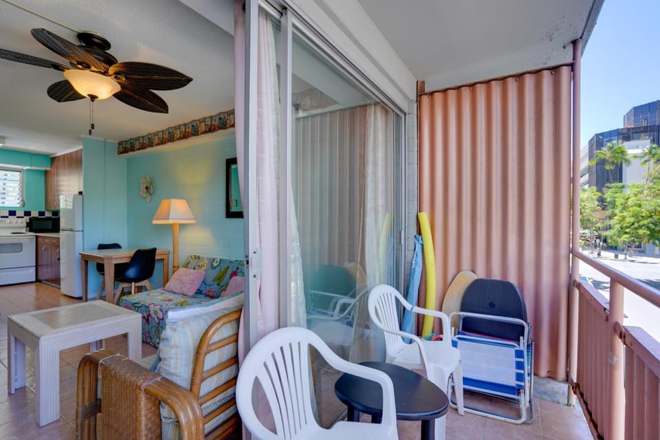 Near Malls, Beaches & Honolulu Zoo: Colorful Condo House in Honolulu