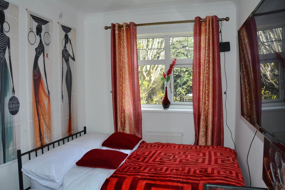 Bed, TV and multimedia, Bedroom