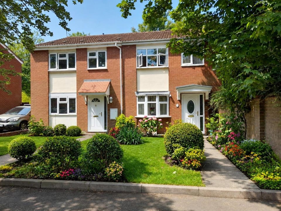 Property building, Neighbourhood, Garden, Garden view, Street view, Parking