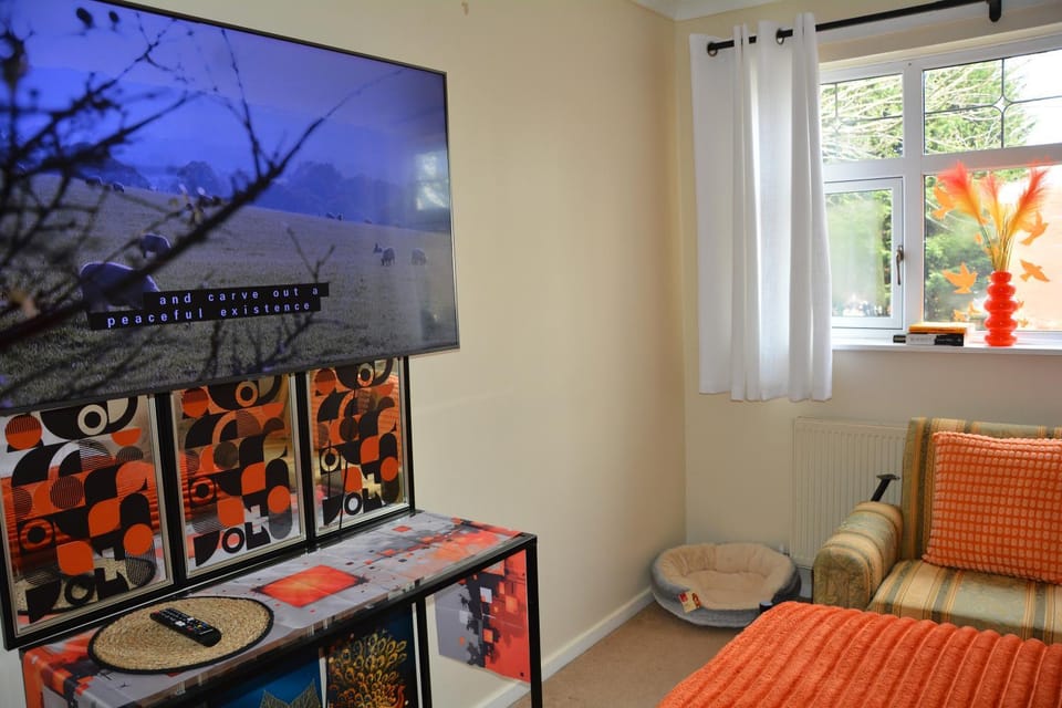 Bed, TV and multimedia, Bedroom