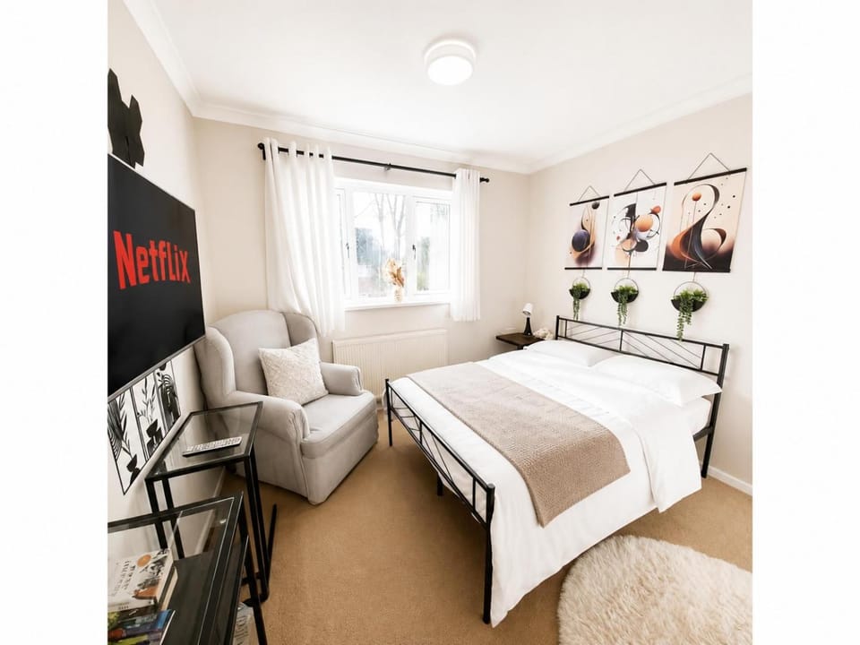 Bed, TV and multimedia, Photo of the whole room, Seating area, Bedroom