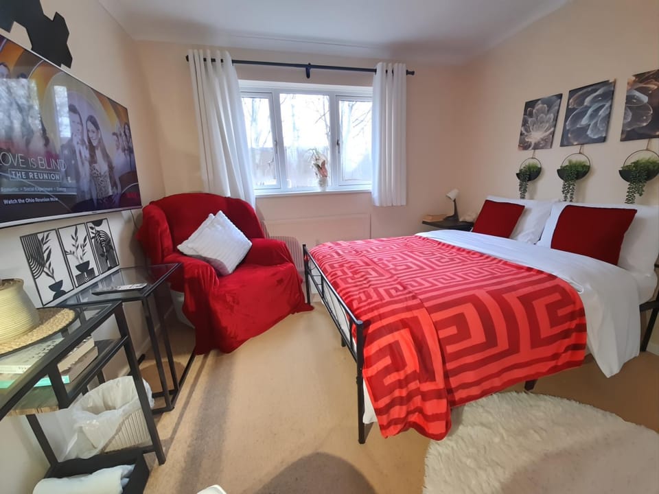 Bed, TV and multimedia, Photo of the whole room, Bedroom