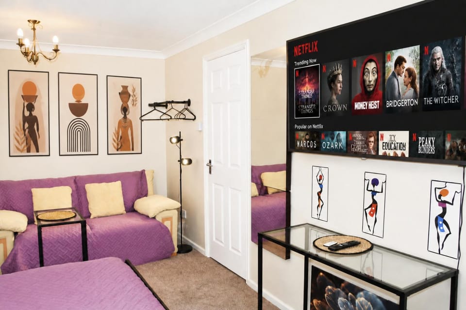 Bed, TV and multimedia, Seating area, Bedroom