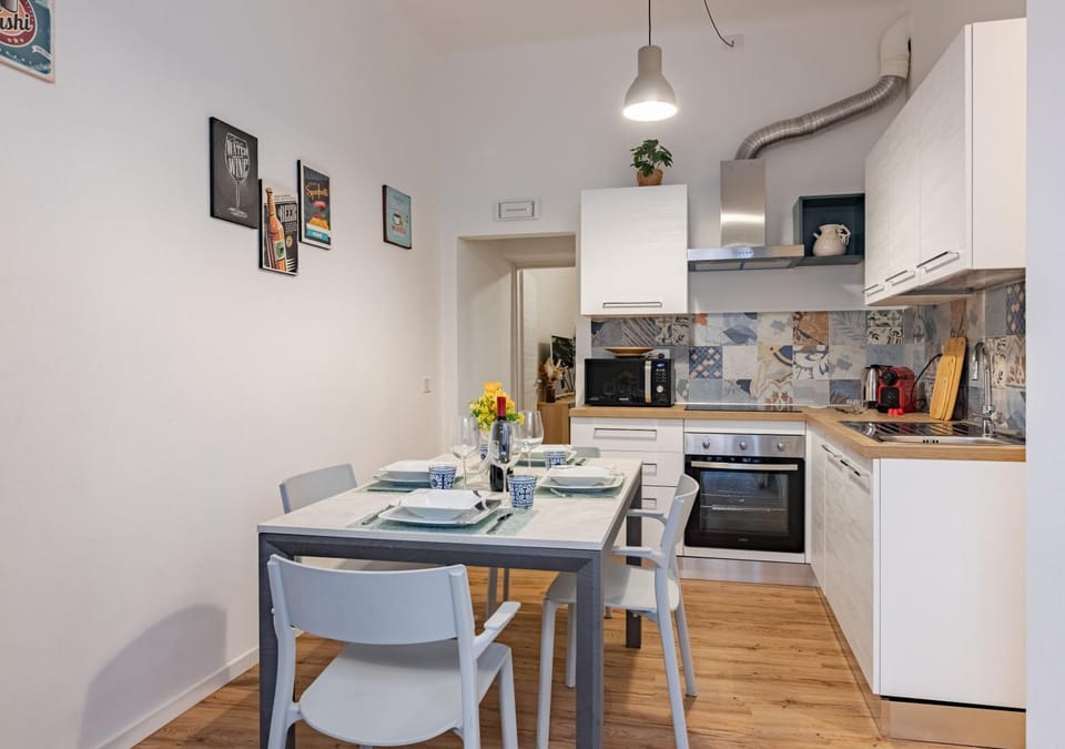 Kitchen or kitchenette, Dining area, oven, stove