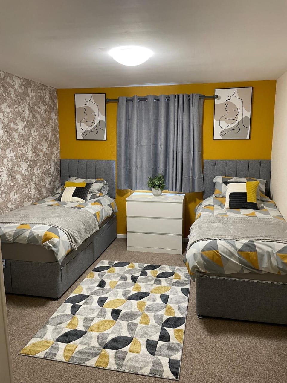 Spacious two bedroom flat, entire property Apartment in Greenock