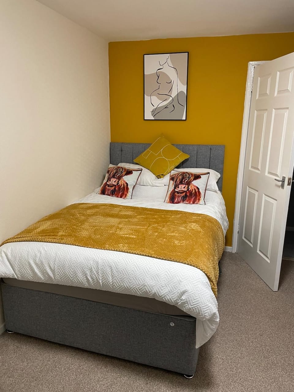 Spacious two bedroom flat, entire property Apartment in Greenock