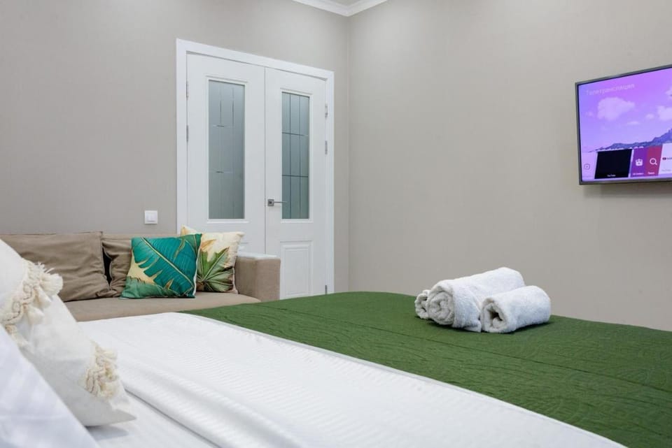 Bed, TV and multimedia, Photo of the whole room, Bedroom, towels