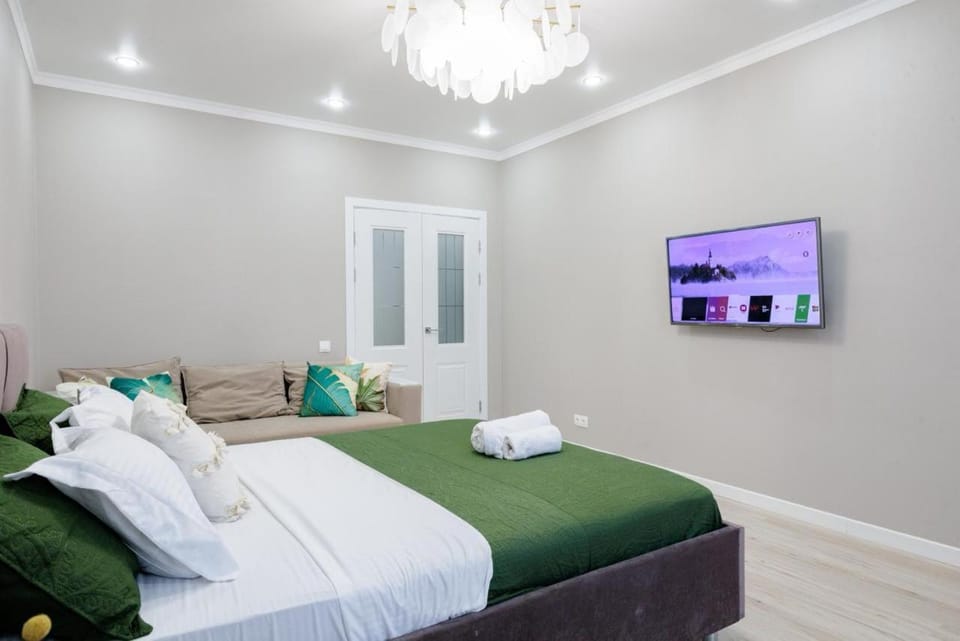 Bed, TV and multimedia, Photo of the whole room, Bedroom, towels