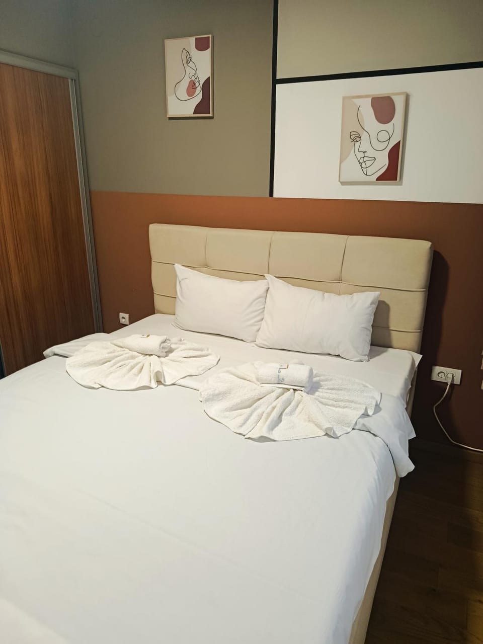 Bed, Bedroom, towels